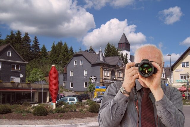 Kreisverkehr Bergneustadt, Detektiv der Detektei fotografiert, Schriftzug: Unserer Detektei ermittelt für Sie in Bergneustadt !