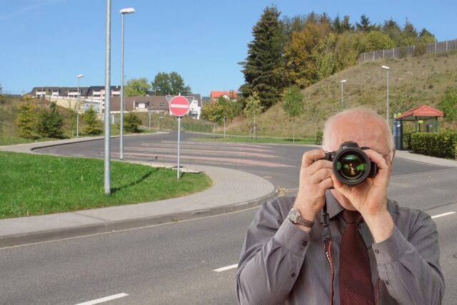 Busbahnhof in Blankenheim, Detektiv der Detektei fotografiert.