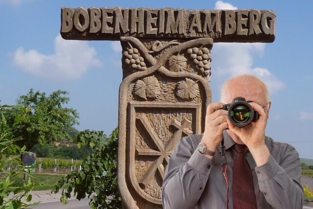 Detektei Kubon ermittelt in Bobenheim am Berg, Detektiv der Detektei fotografiert, Ortsschild Bobenheim am Berg, Schriftzug: Wir ermitteln in Bobenheim am Berg!