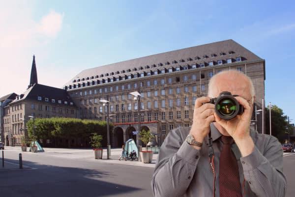 Rathaus Bochum Willy-Brandt-Platz, Detektiv der Detektei fotografiert, Schriftzug: Unserer Detektei ermittelt für Sie in Bochum !