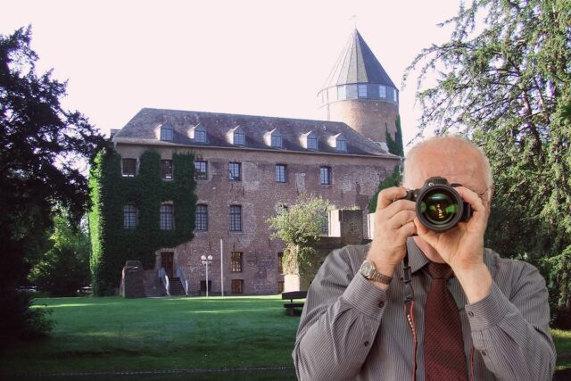 Burg Brüggen, Schriftzug: Detektei Kubon ermittelt in Brüggen, Detektiv der Detektei fotografiert.