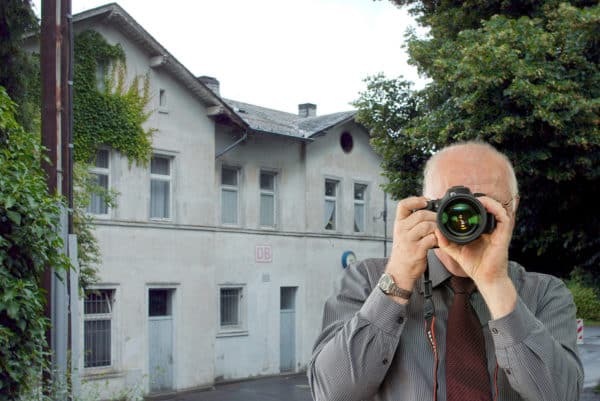 Burbach Bahnhof, Detektiv der Detektei fotografiert, Schriftzug: Unsere Detektei ermittelt für Sie in Burbach !
