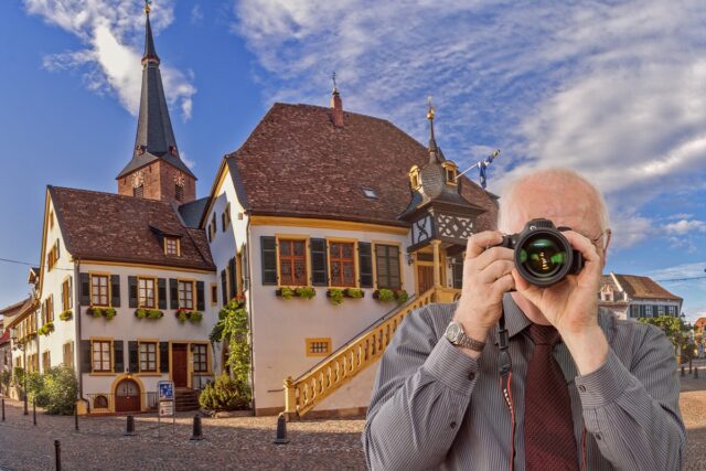 Detektei Kubon ermittelt in Deidesheim, Detektiv der Detektei fotografiert, Ortsansicht Deidesheim, Schriftzug: Wir ermitteln in Deidesheim!