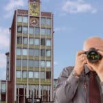 Rathaus Düren, Detektiv der Detektei fotografiert, Schriftzug: Unserer Detektei ermittelt für Sie in Düren !