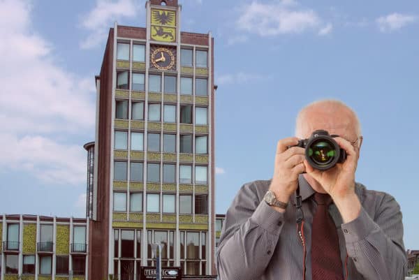 Rathaus Düren, Detektiv der Detektei fotografiert, Schriftzug: Unserer Detektei ermittelt für Sie in Düren !