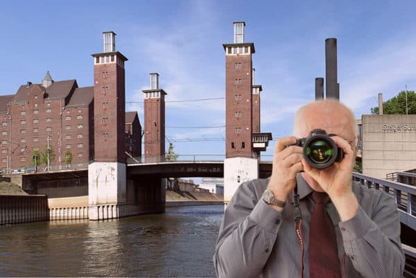 Schwanentorbrücke Duisburg, Detektiv der Detektei fotografiert, Schriftzug: Unserer Detektei ermittelt für Sie in Dusiburg !