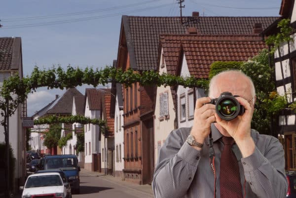 Detektei Kubon ermittelt in Ellerstadt, Detektiv der Detektei fotografiert. Schriftzug: Wir ermitteln in Ellerstadt!