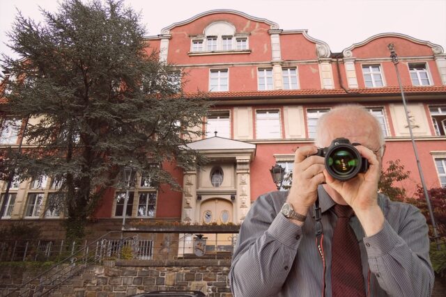 Rathaus in Ennepetal, Detektiv der Detektei fotografiert, Schriftzug: Unserer Detektei ermittelt für Sie in Ennepetal !