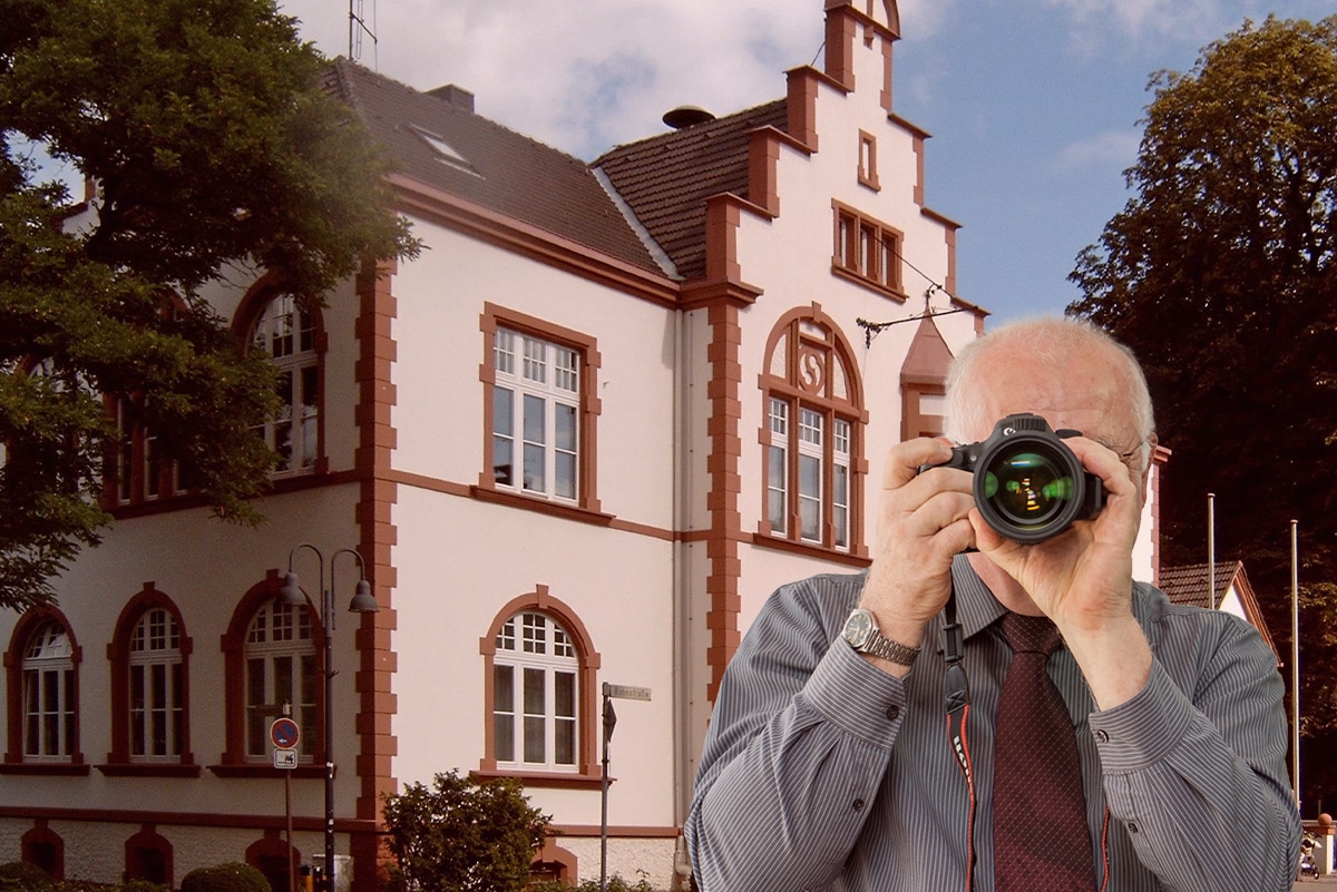 Rathaus Erkrath, Detektiv der Detektei fotografiert, Schriftzug: Unserer Detektei ermittelt für Sie in Erkrath !