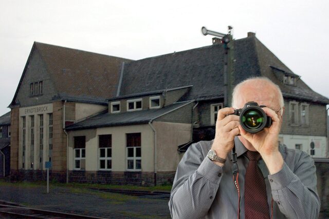 Erndtebrück Bahnhof, Detektiv der Detektei fotografiert, Schriftzug: Unsere Detektei ermittelt für Sie in Erndtebrück !