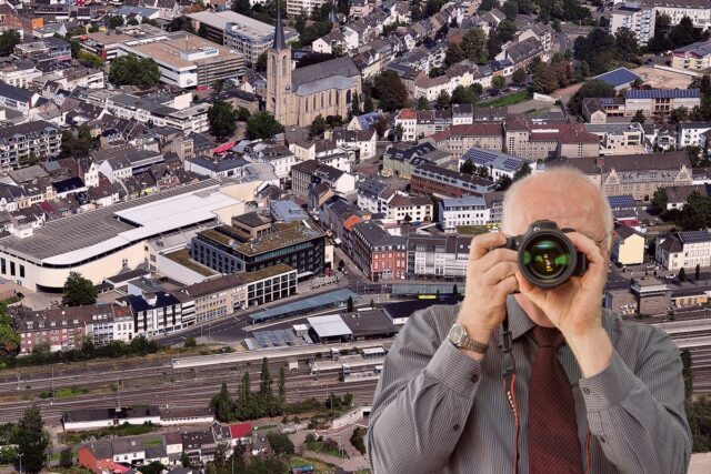 Innenstadt Euskirchen, Detektiv Fotografiert, Schriftzug: Unserer Detektei ermittelt für Sie in Euskirchen !