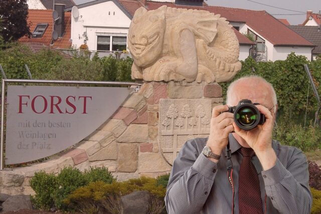 Detektei Kubon ermittelt in Forst an der Weinstraße, Detektiv der Detektei fotografiert, Das Südliche Ungeheuer, Schriftzug: Wir ermitteln für Sie in Forst an der Weinstraße!