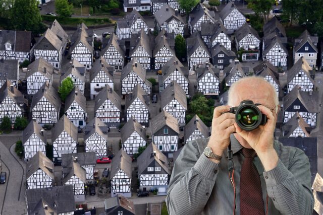 Freudenberg, Detektiv der Detektei fotografiert, Schriftzug: Unsere Detektei Freudenberg ermittelt für Sie.