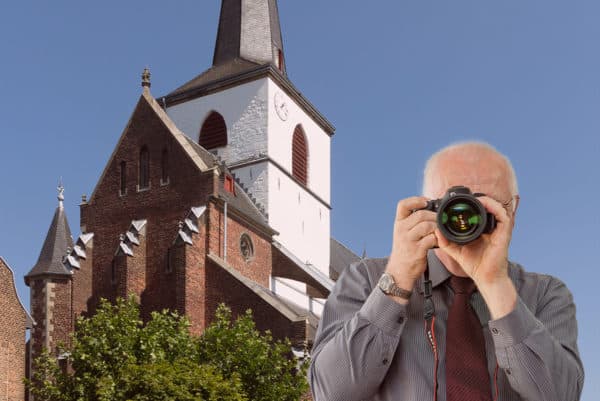 Kirche St. Nikolaus in Gangelt. Schriftzug: Detektei Kubon ermittelt in Gangelt, Detektiv der Detektei fotografiert.