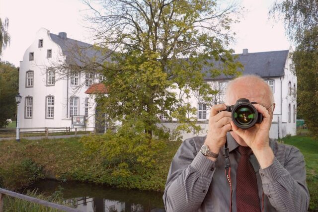 Dorenburg Grefrath, Schriftzug: Detektei Kubon ermittelt in Grefrath, Detektiv der Detektei fotografiert.