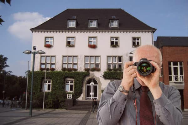 Rathaus Grevenbroich, Detektiv der Detektei fotografiert, Schriftzug: Unserer Detektei ermittelt für Sie in Grevenbroich !