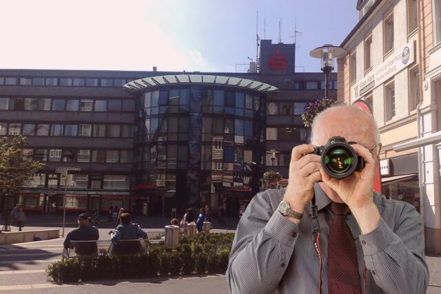 Marktplatz Gummersbach , Detektiv der Detektei fotografiert, Schriftzug: Unserer Detektei ermittelt für Sie in Gummersbach !
