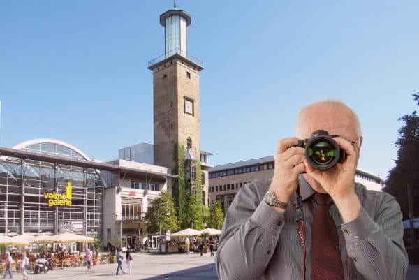 Detektiv der Detektei fotografiert am Rathausplatz in Hagen