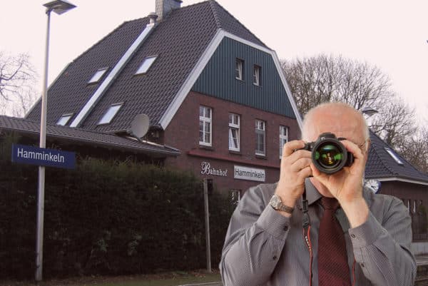 Detektiv der Detektei fotografiert am Bahnhof Hamminkeln