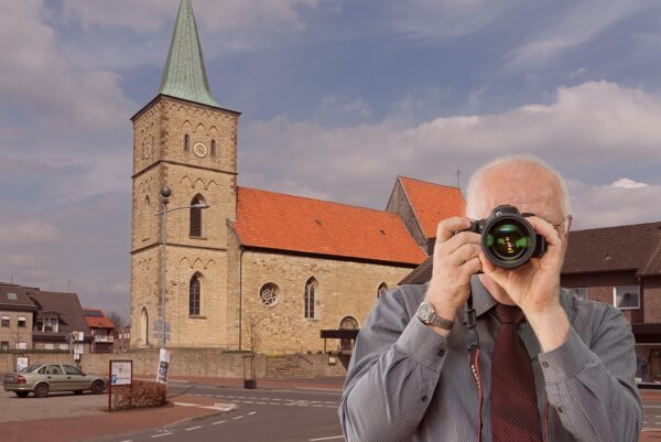 Detektei Kubon ermittelt in Heek, Detektiv der Detektei fotografiert, Kirche in Heek