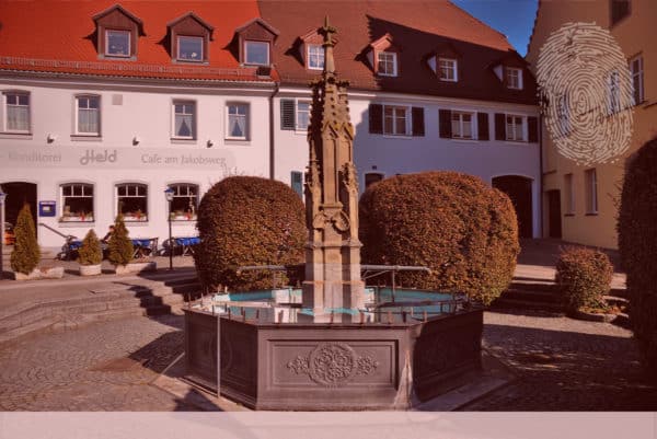 Stadtbrunnen Heilsbronn. Fingerabdruck der Detektei Kubon.