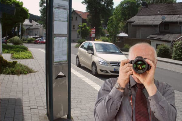 Busstation in Hellenthal, Detektiv der Detektei fotografiert, Schriftzug: Unserer Detektei ermittelt für Sie in Hellenthal !