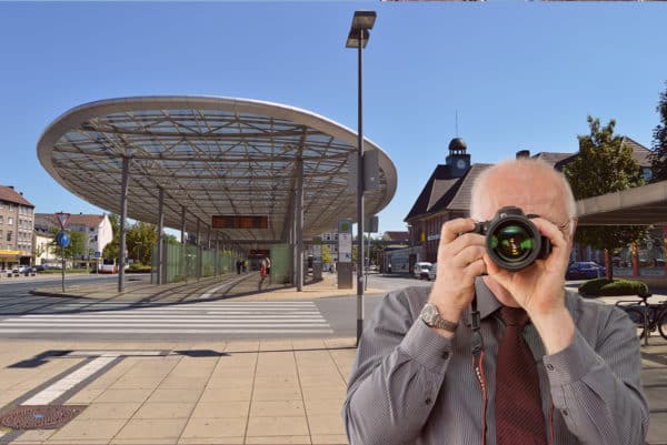 Neuer Busbahnhof Herne, Detektiv der Detektei fotografiert, Schriftzug: Unserer Detektei ermittelt für Sie in Herne !