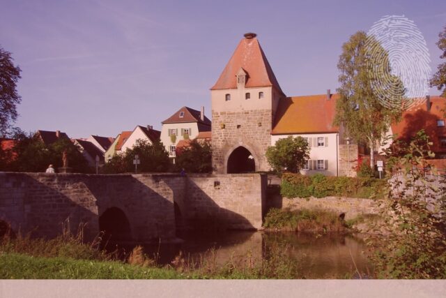 Storchenturm und Altmühlbrücke Herrieden. Fingerabdruck der Detektei Kubon.