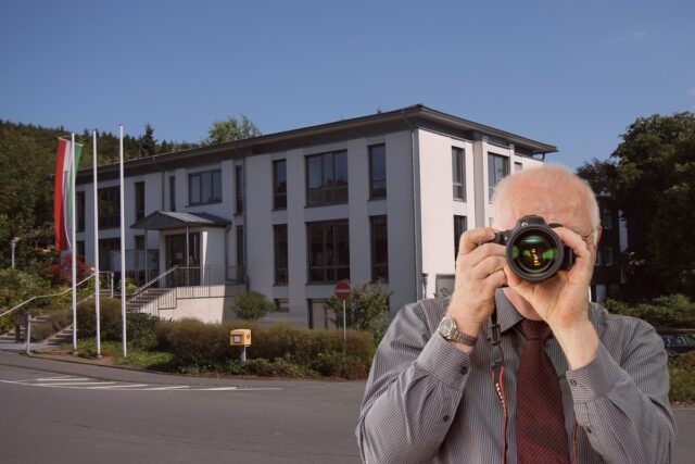Rathaus Herscheid. Detektiv der Detektei fotografiert.