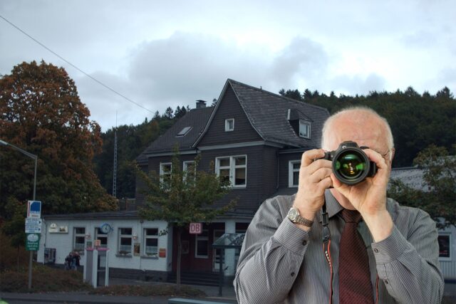 Bahnhof in Hilchenbach, Detektiv der Detektei fotografiert, Schriftzug: Unsere Detektei Hilchenbach ermittelt für Sie.