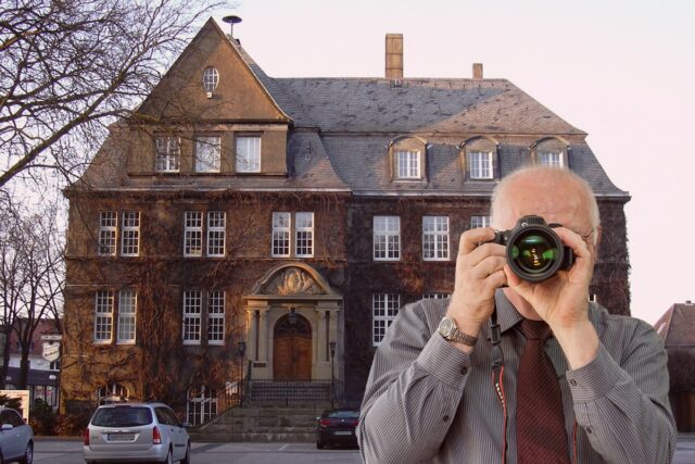 Rathaus Holzwickede, Detektiv der Detektei fotografiert, Schriftzug: Unsere Detektei ermittelt für Sie in Holzwickede!