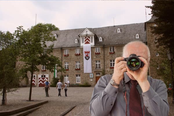Schriftzug: Schloss Hückeswagen, Detektiv der Detektei fotografiert, 4 Detektive zeigen Daumen nach oben.