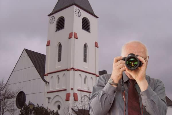 Nikolaus Kirche in Kall, Detektiv fotografiert für die Detektei, Schriftzug: Unserer Detektei ermittelt für Sie in Kall !