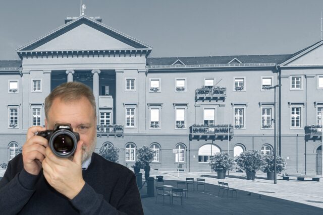 Karlsruhe Rathaus. Detektiv der Detektei fotografiert.