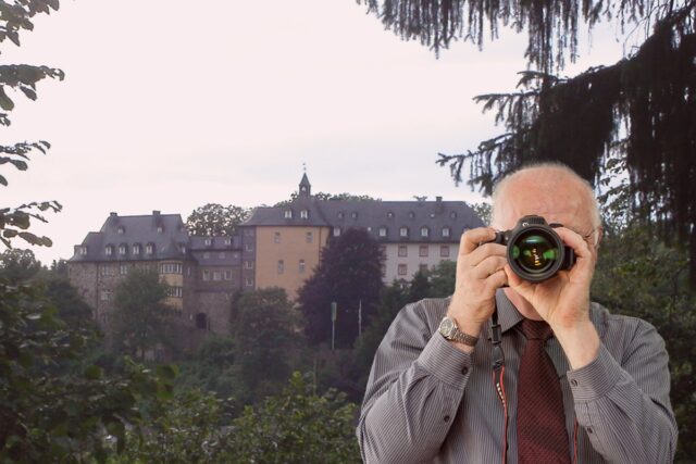 Jugendherberge Freusburg in Kirchen, Schriftzug: Detektei Kubon ermittelt in Kirchen, Detektiv der Detektei fotografiert.