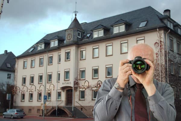Kreuztal Rathaus, Detektiv der Detektei fotografiert, Schriftzug: Unsere Detektei ermittelt für Sie in Kreuztal !