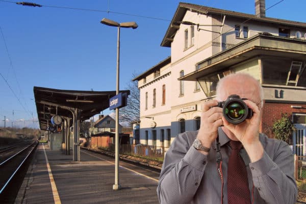 Bahnhof Leichlingen, Detektiv der Detektei fotografiert, Schriftzug: Unserer Detektei ermittelt für Sie in Leichlingen !