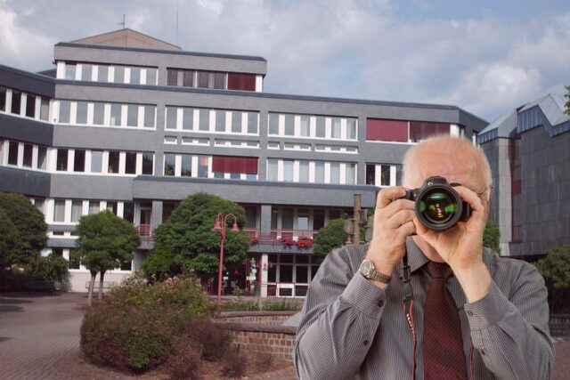 Rathaus Lennestadt, Detektiv der Detektei fotografiert, Schriftzug: Unserer Detektei ermittelt für Sie in Lennestadt !