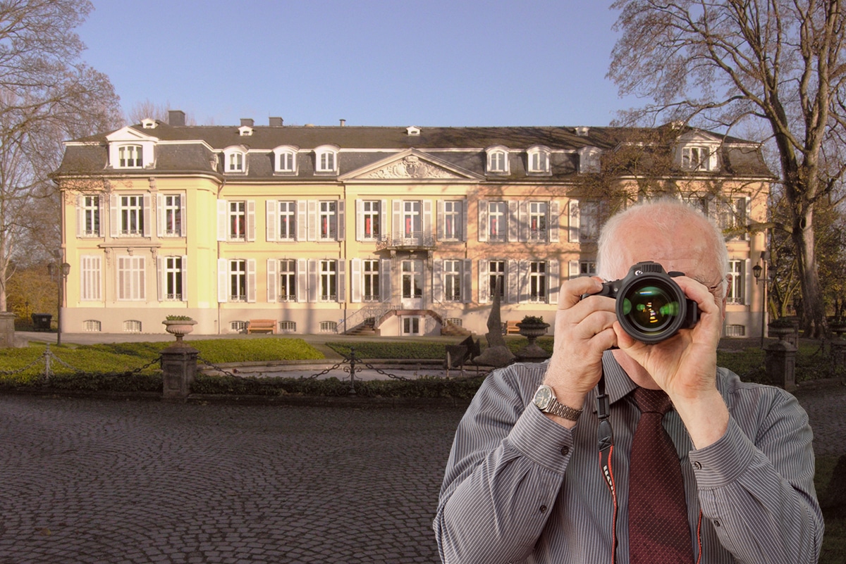 Schloß Morsbroich in Leverkusen, Detektiv fotografiert. Schriftzug: Unserer Detektei ermittelt für Sie in Leverkusen !