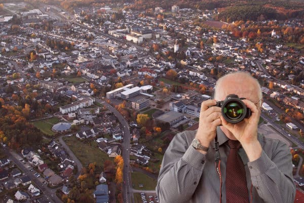 Detektiv der Detektei fotografiert vor Luftbild Mechernich