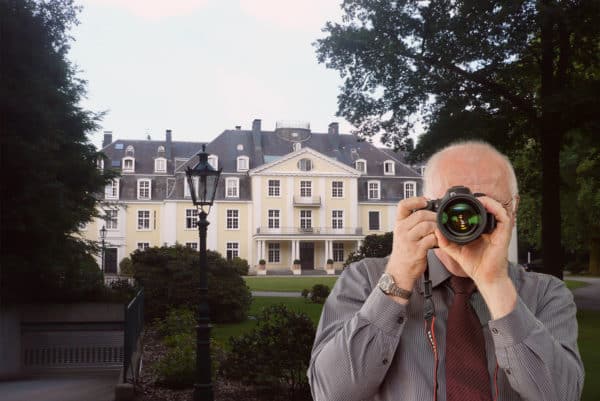 Schloss Pesch, Detektiv der Detektei fotografiert, Schriftzug: Unserer Detektei ermittelt für Sie in Meerbusch !