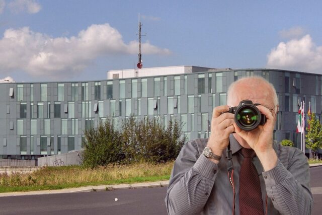 Polizeipräsidium Mettmann, Detektiv der Detektei fotografiert, Schriftzug: Unserer Detektei ermittelt für Sie in Mettmann !