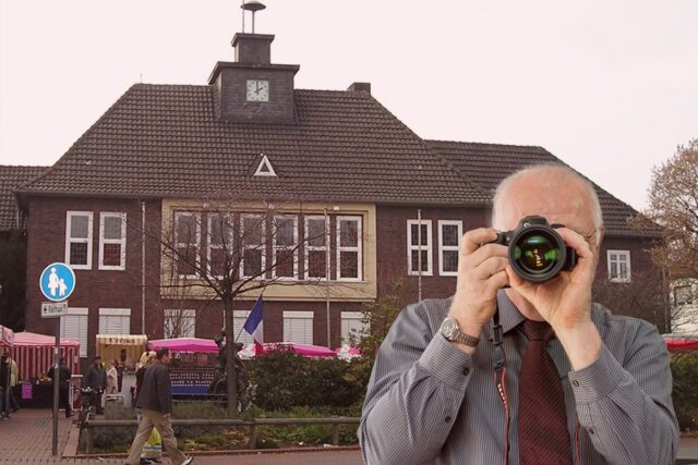 Stadthalle Monheim, Detektiv der Detektei fotografiert, Schriftzug: Unserer Detektei ermittelt für Sie in Monheim !