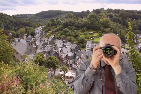 Panoramablick auf Monschau, Detektiv der Detektei fotografiert, Schriftzug: Unserer Detektei ermittelt für Sie in Monschau !