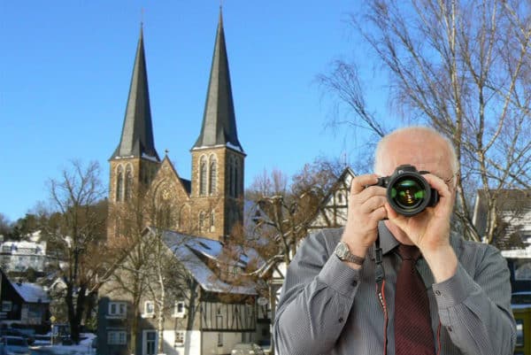 Altstadt von Netphen, Detektiv der Detektei fotografiert, Schriftzug: Unsere Detektei ermittelt für Sie in Netphen !