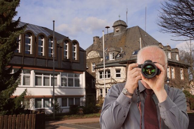 Rathaus Neuenrade. Detektiv der Detektei fotografiert.