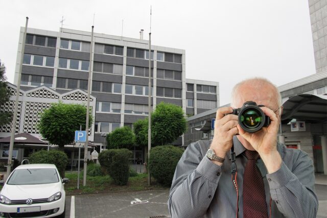 Neunkichen (Siegerland) Rathaus, Detektiv der Detektei fotografiert, Schriftzug: Unsere Detektei ermittelt für Sie in Neunkirchen !
