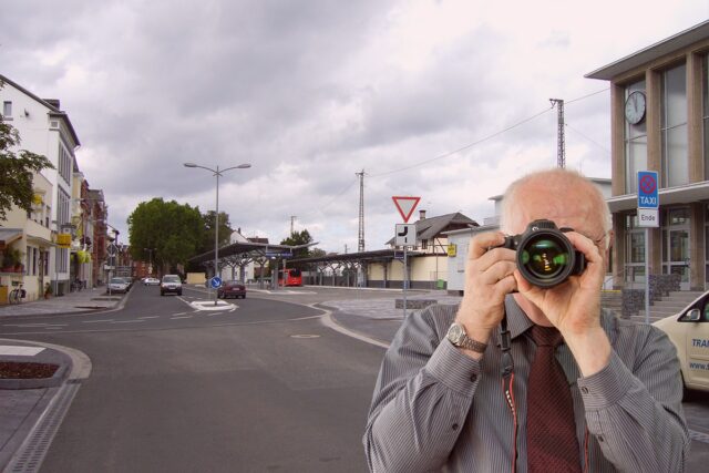 Busbahnhof Neuwied, Detektiv der Detektei fotografiert, Schriftzug: Unsere Detektei ermittelt für Sie in Neuwied !