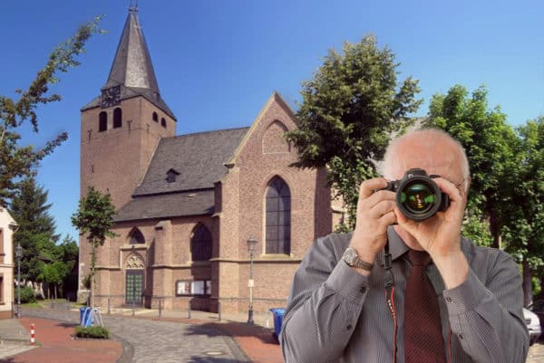 Kirche Niederkrüchten, Schriftzug: Detektei Kubon ermittelt in Niederkrüchten, Detektiv der Detektei fotografiert.