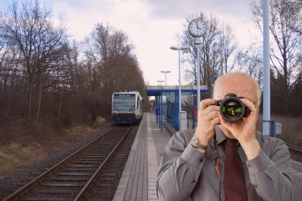 Bahnhof in Niederzier, Detektiv der Detektei fotografiert, Schriftzug: Unserer Detektei ermittelt für Sie in Niederzier!